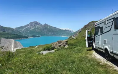 Grenzüberquerung mit Bergpanorama – vom Enduroparadies zum Naturidyll