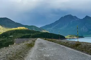 Die Schotterstrasse führt über den Naturstaudamm.