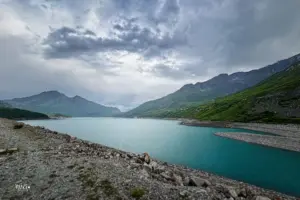 Trotz der dunklen und schweren Wolken leuchtet der Stausee des Mont-Cenis noch in schönem grün.