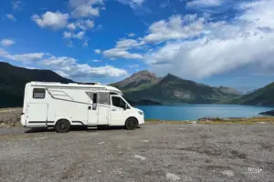 Unmittelbar am Stausee steht das Wohnmobil in der schönen Natur für die Übernachtung.