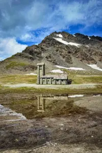 Auf der Passhöhe des Col d'Iseran steht neben dem kleinen Bergsee eine kleine Kirche.