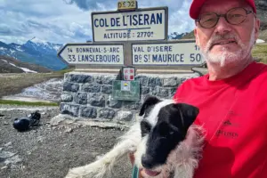 Posieren mit Hund vor dem Passhöhenschild auf dem Col d'Iseran.