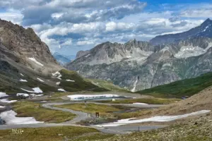 Ein Blick Richtung Val d'Isère wo die Passstrasse sich talwärts windet.