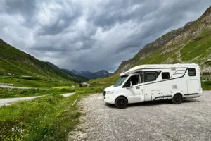Mittagspause mit dem Wohnmobil kurz vor Val d'Isère auf einem Wanderparkplatz.