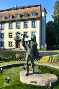 Der schön angelegte Schlosspark in Bad Säckingen wird auch von kleine Springbrunnen geschmückt. Teilweise sind da auch Statuen wie hier der Trompeter von Säckingen, installiert.