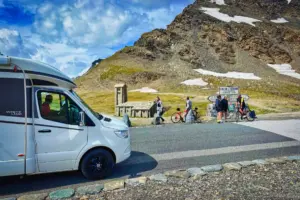Das Wohnmobil noch schnell für ein Passhöhenfoto positioniert auf dem Col d'Iseran auf 2770 müM.