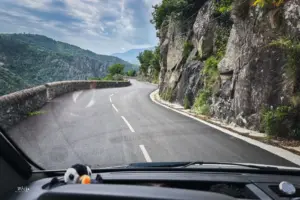 Geschlängelt verläuft die Bergstrasse durch die Cevennen