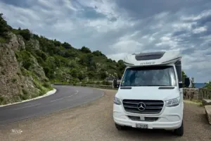 Wohnmobil steht auf dem Rastplatz bei einem Aussichtspunkt die einen Ausblick in die Schlucht bietet.