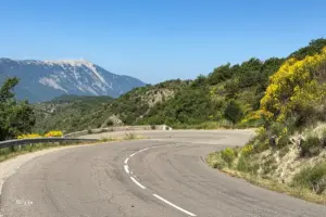 Eine kurvenreiche Strasse führt in die Berge.