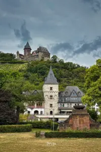 Der historische Teil von Bacharach mit der Festung die über der Stadt thront.