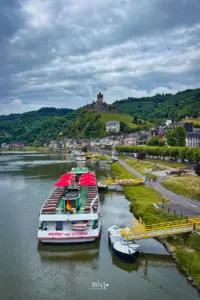 Am Bootssteg in Cochem liegt ein Ausflugsschiff vor Anker.