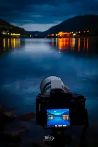 Making of Aufnahme der Nachtszene an der Moselschleuse St. Aldegund, Im Vordergrund die Kamera mit der Szenerie die aufgenommen wird im Hintergrund.