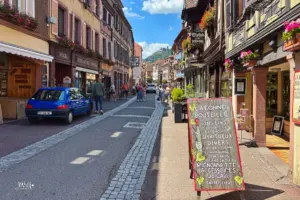 Die Hauptgasse durch den alten Teil von Ribeauvillé ist leider nicht ganz autofrei.