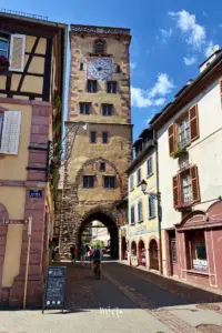 Der Metzgerturm ist mit seinem Torbogen Durchgang eines der Wahrzeichen von Ribeauvillé