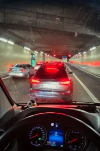 Kaum auf schweizerischer Autobahn angekommen, gibt es bereits den ersten Stau.