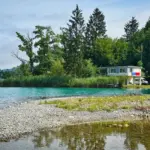 Ein schönes Wochenendhaus das direkt am See liegt, lädt zum verweilen ein.