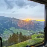 Nach einem kurzen Gewitter zeigt sich die Sonne nochmals für den Sonnenuntergang hinter den Bergen.