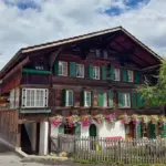 Ein typisches Berner Oberländer Holzhaus mit reichlich Blumendekoration.