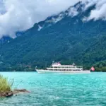 Das Wasser des Brienzersees strahlt trotz des bedeckten Wetters in schönstem türkis.
