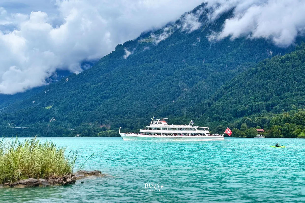 Das Wasser des Brienzersees strahlt trotz des bedeckten Wetters in schönstem türkis.