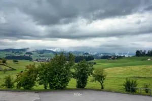 Trotz der dunklen Wolken eine gute Aussicht ins Emmental.