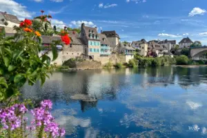 Direkt am Fluss Dordogne der von einer alten Brücke überspannt wird, stehen einige Häuser aus der Mittelalterzeit.