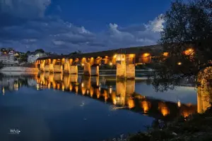 Die nachts beleuchtete Holzbrücke führt von Bad Säckingen nach Stein im Aargau, über den Rhein.