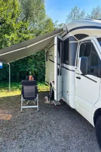 Die schattenspendende Markise am Wohnmobil bietet Platz um draussen zu sitzen.